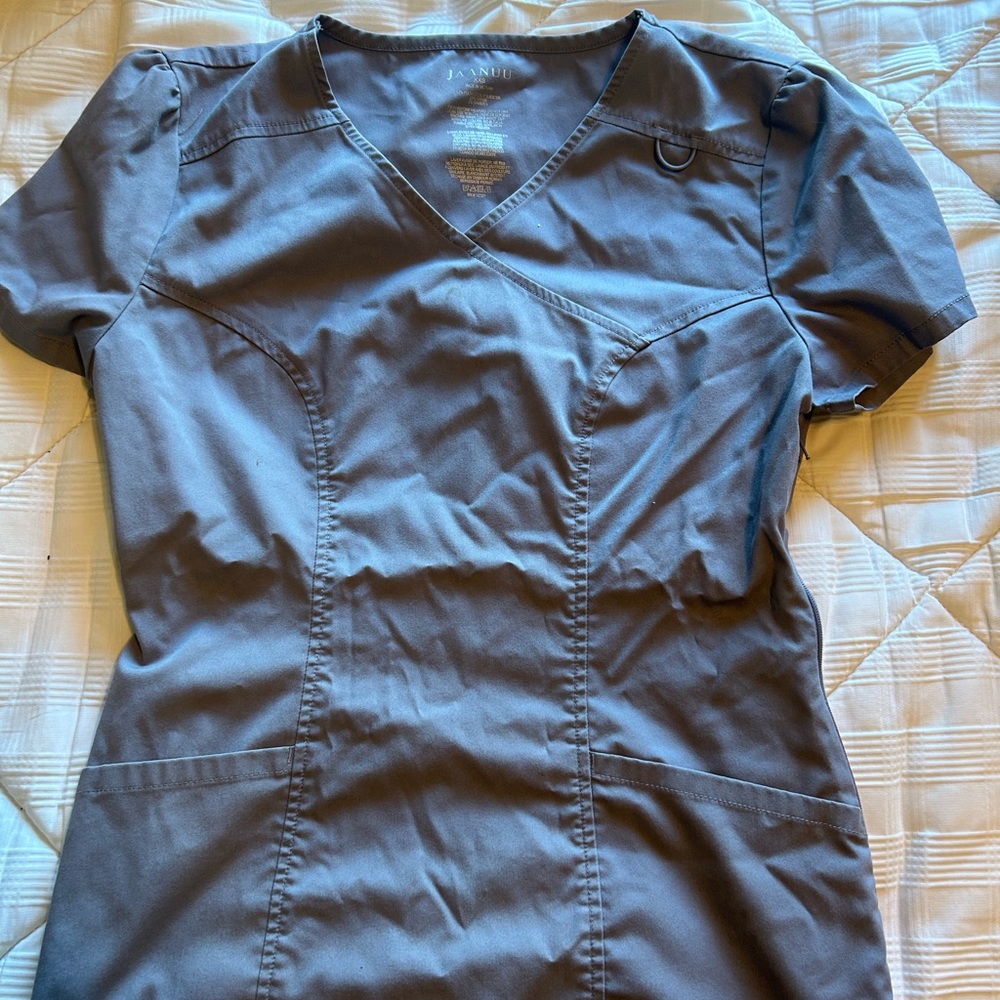 Jaanuu scrub set